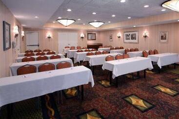 هتل Hilton Garden Inn Raleigh Capital Blvd I540