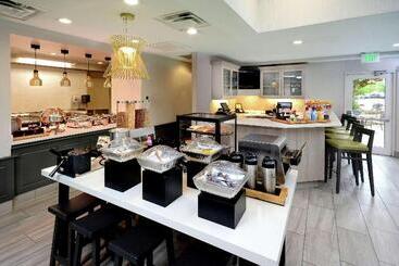 هتل Hilton Garden Inn Raleigh Capital Blvd I540
