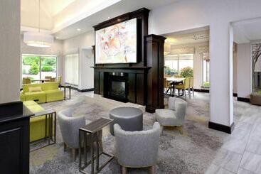 هتل Hilton Garden Inn Raleigh Capital Blvd I540