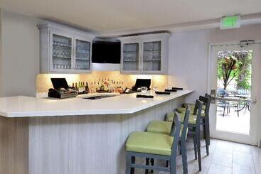 هتل Hilton Garden Inn Raleigh Capital Blvd I540