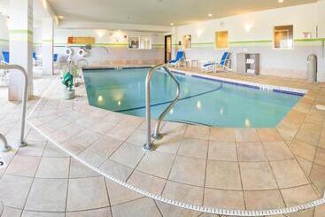 Holiday Inn Express Hotel & Suites Manchester   Airport, An Ihg
