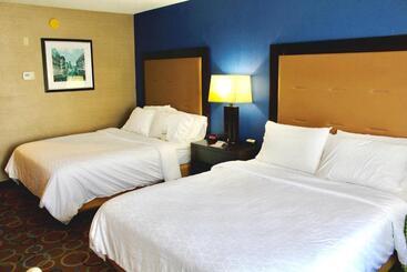Holiday Inn Express Hotel & Suites Manchester Airport, An Ihg