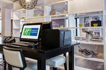 هتل Holiday Inn Express Amsterdam   Schiphol, An Ihg