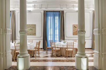 هتل NH Collection Madrid Palacio De Tepa