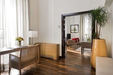 هتل NH Collection Madrid Palacio De Tepa