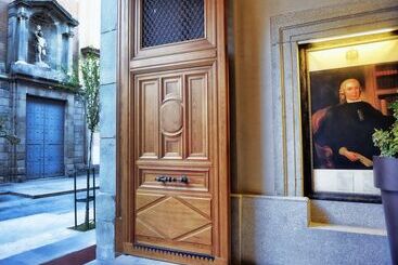 هتل NH Collection Madrid Palacio De Tepa