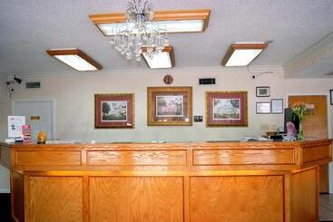 هتل Red Carpet Inn Natchez