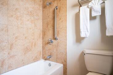 هتل Solaire Inn & Suites