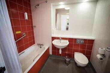 هتل Travelodge Limerick Castletroy