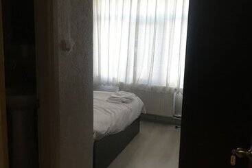 تختخواب و صبحانه Koprulu