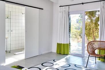 تختخواب و صبحانه White Light The Rooms   Adults Only