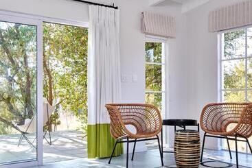 تختخواب و صبحانه White Light The Rooms   Adults Only