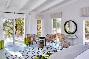 تختخواب و صبحانه White Light The Rooms   Adults Only