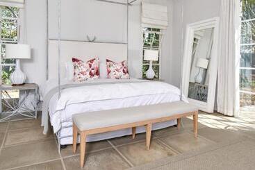 تختخواب و صبحانه White Light The Rooms   Adults Only