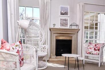 تختخواب و صبحانه White Light The Rooms   Adults Only