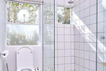 تختخواب و صبحانه White Light The Rooms   Adults Only