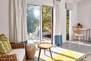 تختخواب و صبحانه White Light The Rooms   Adults Only
