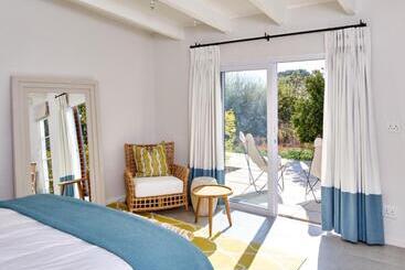 تختخواب و صبحانه White Light The Rooms   Adults Only