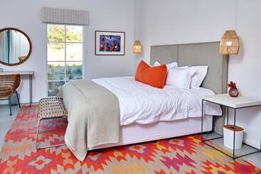 تختخواب و صبحانه White Light The Rooms   Adults Only