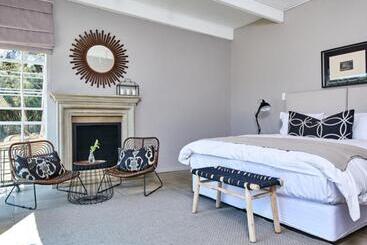 تختخواب و صبحانه White Light The Rooms   Adults Only