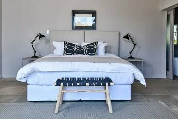 تختخواب و صبحانه White Light The Rooms   Adults Only