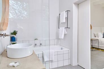 تختخواب و صبحانه White Light The Rooms   Adults Only