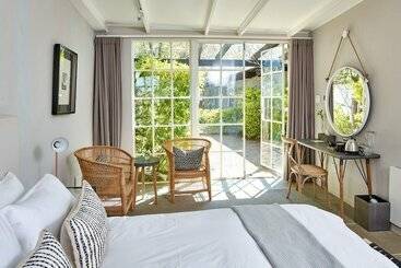 تختخواب و صبحانه White Light The Rooms   Adults Only