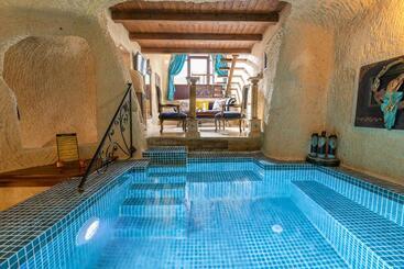 هتل Elysion Cave Suites