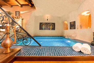 هتل Elysion Cave Suites