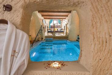 هتل Elysion Cave Suites