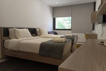 هتل Shade Suites And Studios