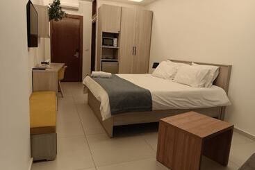 هتل Shade Suites And Studios