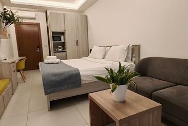 هتل Shade Suites And Studios