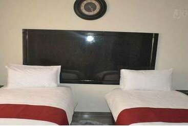 هتل South Court Inn