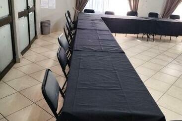 تختخواب و صبحانه Oaklands Inn And Conference Centre