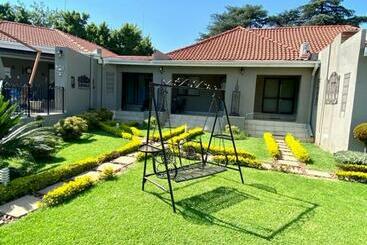 تختخواب و صبحانه Oaklands Inn And Conference Centre