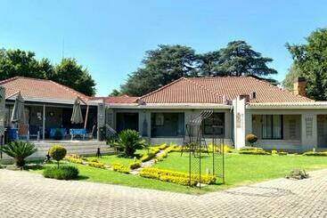 تختخواب و صبحانه Oaklands Inn And Conference Centre