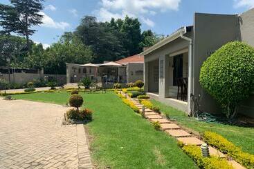 تختخواب و صبحانه Oaklands Inn And Conference Centre