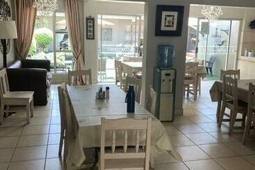 تختخواب و صبحانه Oaklands Inn And Conference Centre