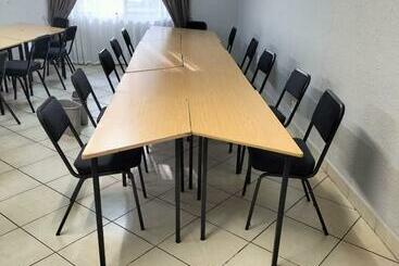 تختخواب و صبحانه Oaklands Inn And Conference Centre