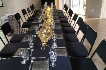 تختخواب و صبحانه Oaklands Inn And Conference Centre