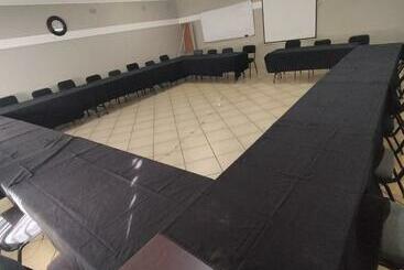 تختخواب و صبحانه Oaklands Inn And Conference Centre