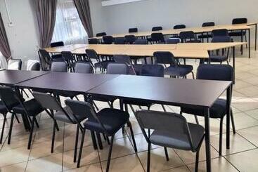 تختخواب و صبحانه Oaklands Inn And Conference Centre