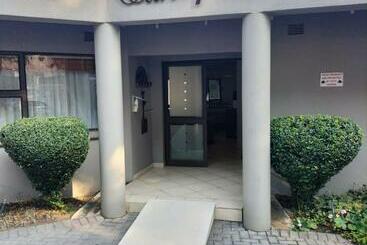 تختخواب و صبحانه Oaklands Inn And Conference Centre