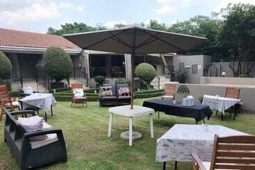 تختخواب و صبحانه Oaklands Inn And Conference Centre