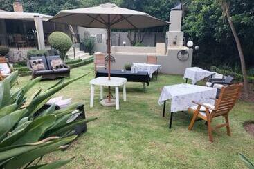 تختخواب و صبحانه Oaklands Inn And Conference Centre
