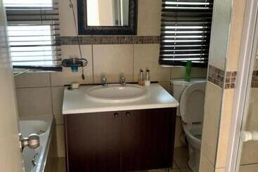 تختخواب و صبحانه Oaklands Inn And Conference Centre