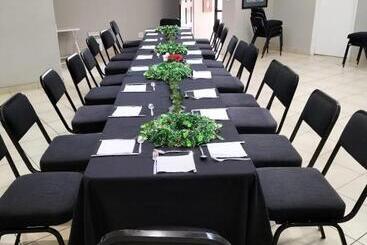 تختخواب و صبحانه Oaklands Inn And Conference Centre