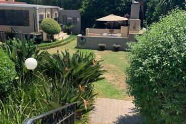 تختخواب و صبحانه Oaklands Inn And Conference Centre