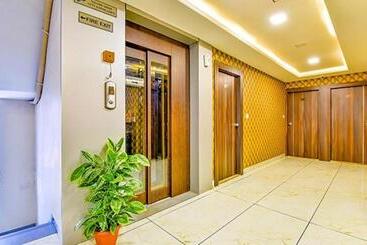 Fabhotel Raj Palace I
